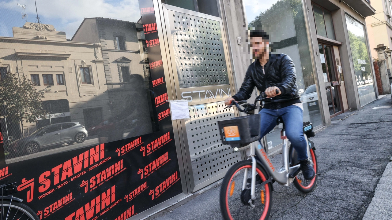 I sigilli al negozio Stavini in viale Fratelli Rosselli I sigilli al negozio Stavini in viale Fratelli Rosselli
