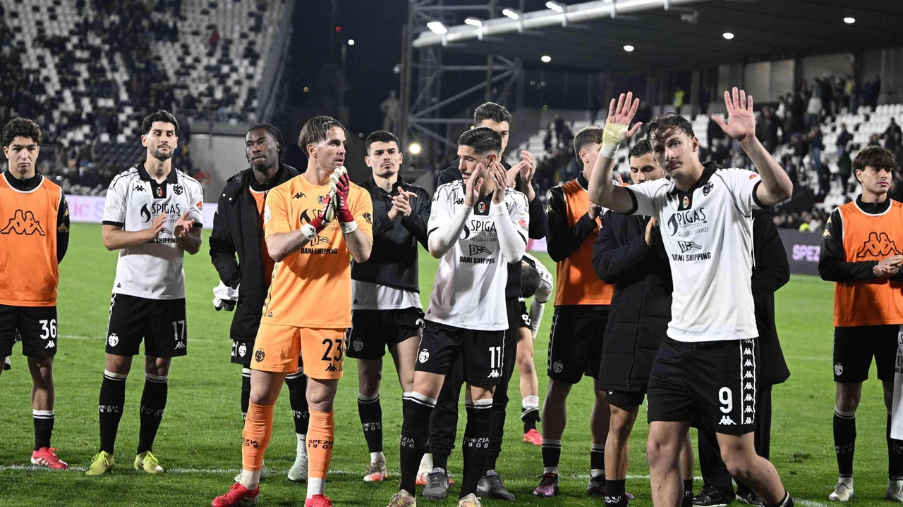 Al termine della sfortunata partita contro il Brescia i giocatori dello Spezia sono andati a salutare i tifosi della Curva Ferrovia