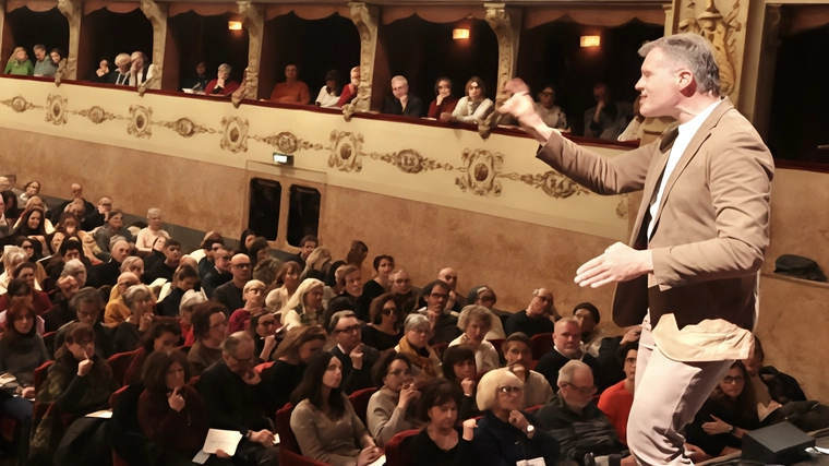 Stefano Massini sul palco della Pergola Stefano Massini sul palco della Pergola