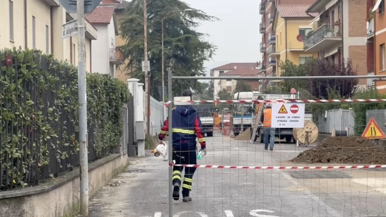 Il cantiere in via Dante Alighieri: il guasto è avvenuto nella zona di san Pio Il cantiere in via Dante Alighieri: il guasto è avvenuto nella zona di san Pio