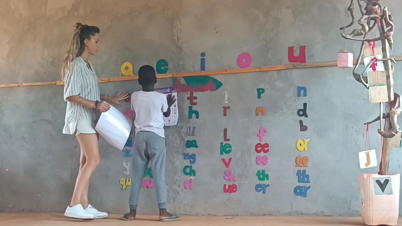 Chiara Cuminatto a Baolala in Kenya dove ha contribuito a costruire una scuola mattone dopo mattone Chiara Cuminatto a Baolala in Kenya dove ha contribuito a costruire una scuola mattone dopo mattone
