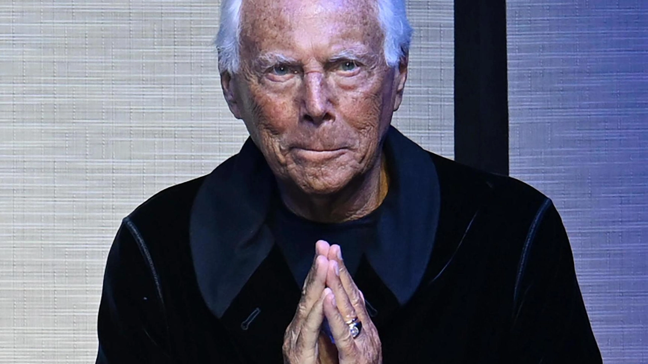 Da quindici giorni in Versilia non si parla d’altro, della voce cioè che vorrebbe lo stilista Giorgio Armani (nella foto)... Da quindici giorni in Versilia non si parla d’altro, della voce cioè che vorrebbe lo stilista Giorgio Armani (nella foto)...