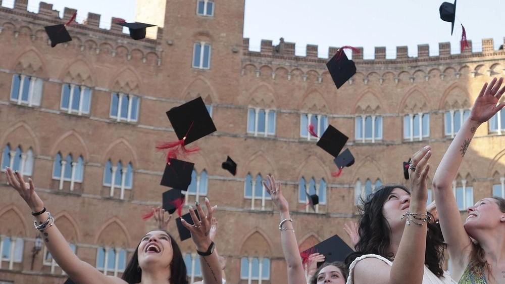 L’indagine sulla condizione occupazionale dei neodottori trasmette l’immagine di un’Università attrattiva, aperta e internazionale. La soddisfazione per l’esperienza di studio a Siena tocca il 90,2%. . L’indagine sulla condizione occupazionale dei neodottori trasmette l’immagine di un’Università attrattiva, aperta e internazionale. La soddisfazione per l’esperienza di studio a Siena tocca il 90,2%. .