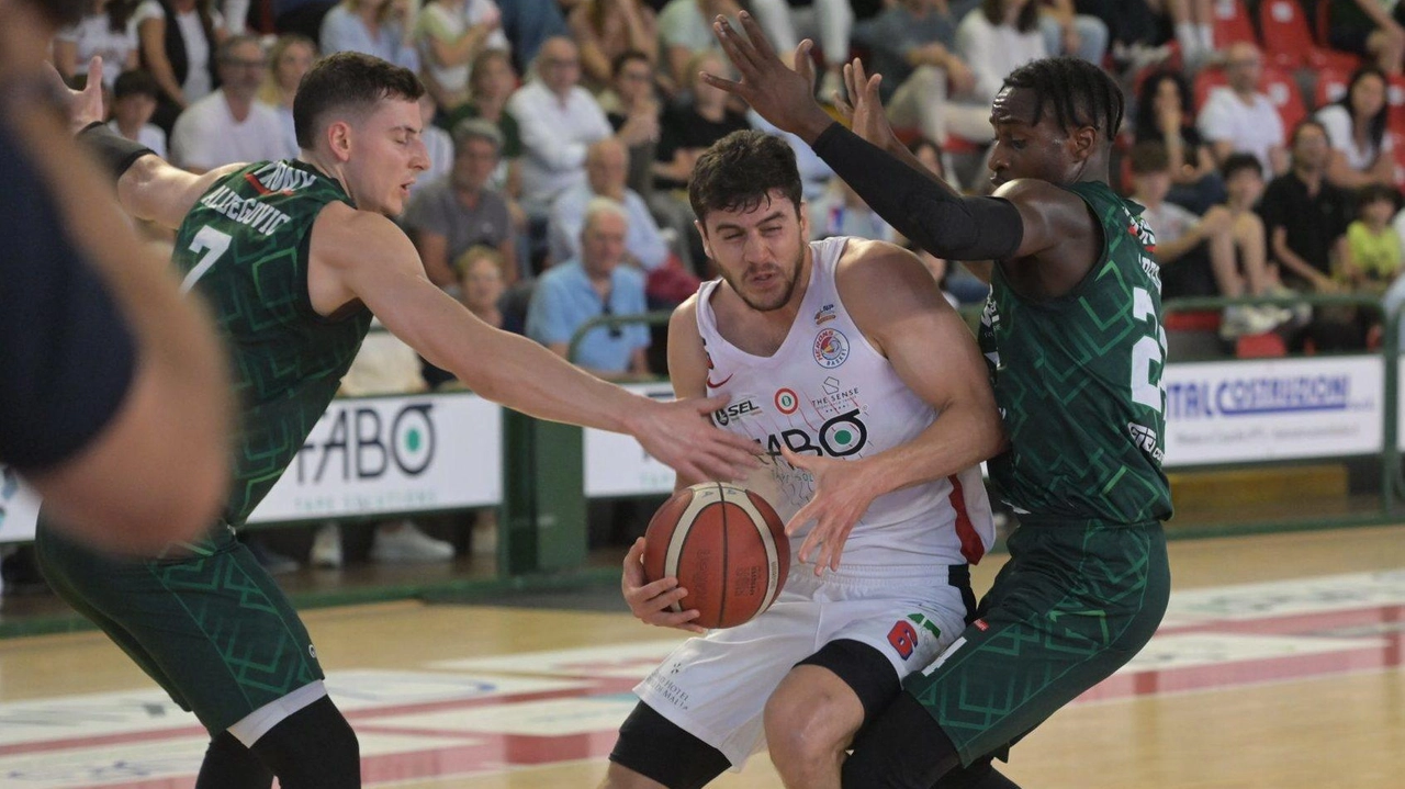 Fabo Montecatini supera Tav Treviglio 92-91 nei playoff, Chiera protagonista. Gara-5 decisiva per la finale. Fabo Montecatini supera Tav Treviglio 92-91 nei playoff, Chiera protagonista. Gara-5 decisiva per la finale.
