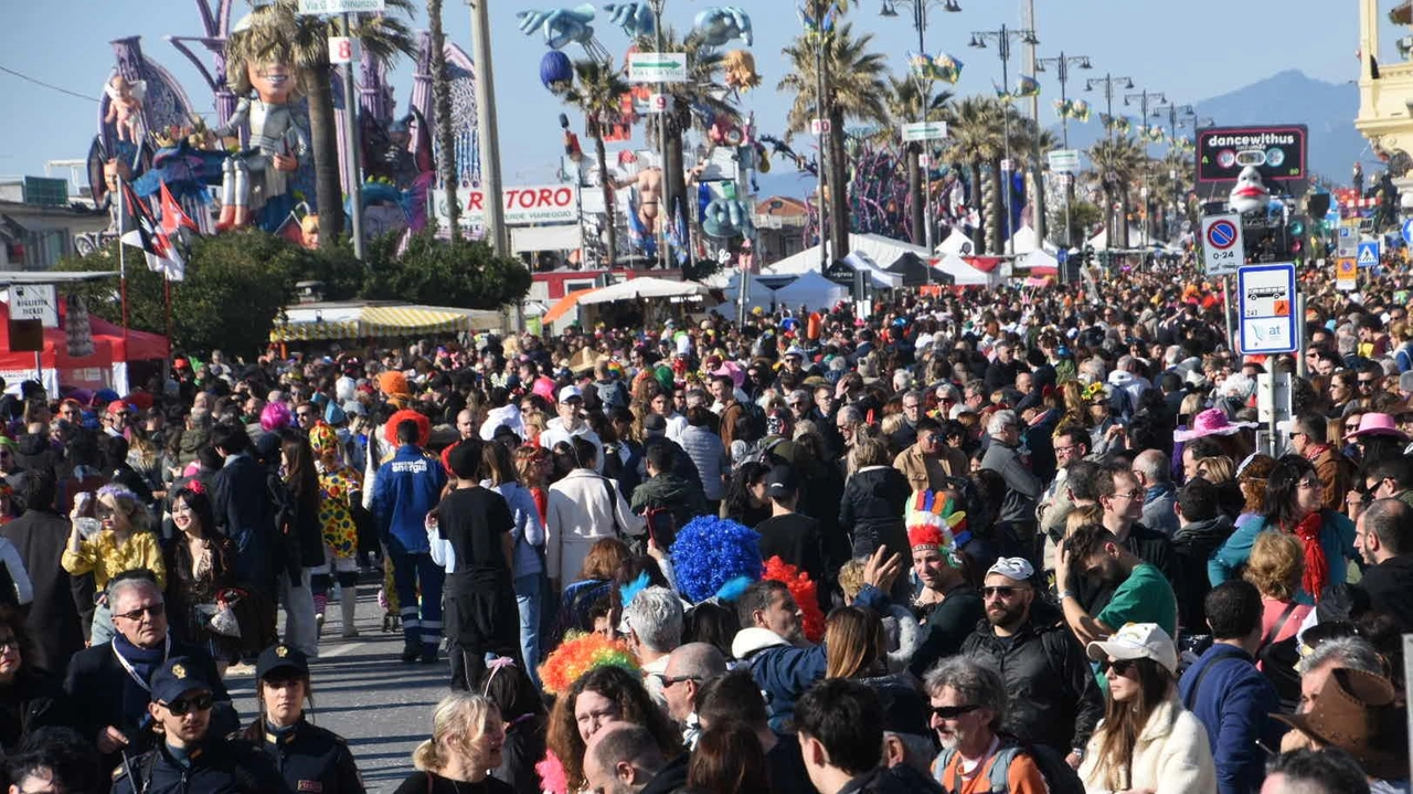 Presenze record. anche per il quinto corso del Carnevale di Viareggio, con effetti benefici per l’indotto economico