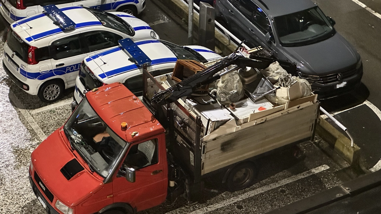 Uno degli autocarri sequestrati Uno degli autocarri sequestrati