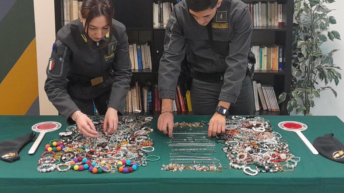Bigiotteria e abbigliamento: maxi sequestro delle Fiamme Gialle Bigiotteria e abbigliamento: maxi sequestro delle Fiamme Gialle