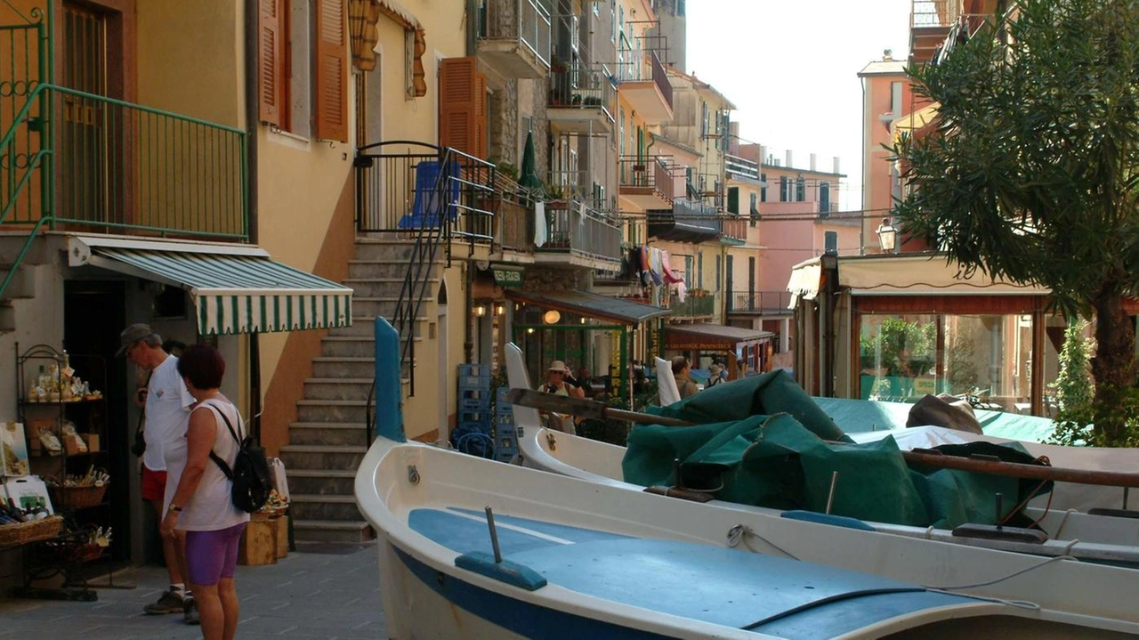 Duro faccia a faccia, sui destini di un dehors sopraelevato alla Marina, tra Palazzo civico e il Circolo pescatori sportivi Duro faccia a faccia, sui destini di un dehors sopraelevato alla Marina, tra Palazzo civico e il Circolo pescatori sportivi