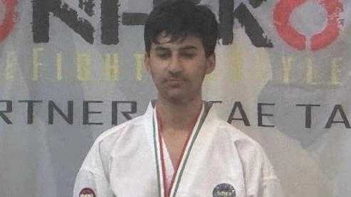 Un’accoglienza che testimonia la solidarietà dei casentinesi . Il ragazzo ha 16 anni ed è arrivato in vallata da poco tempo. Lo sport è la chiave dell’integrazione. Vince il titolo italiano di taekwondo. Un’accoglienza che testimonia la solidarietà dei casentinesi . Il ragazzo ha 16 anni ed è arrivato in vallata da poco tempo. Lo sport è la chiave dell’integrazione. Vince il titolo italiano di taekwondo.