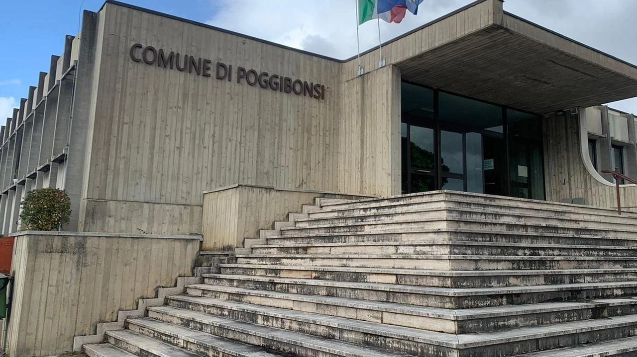 Nel piazzale antistante gli uffici comunali (nella foto) di via Alessandro Volta presto sarà realizzato un parcheggio fotovoltaico. Poggibonsi punta sul green