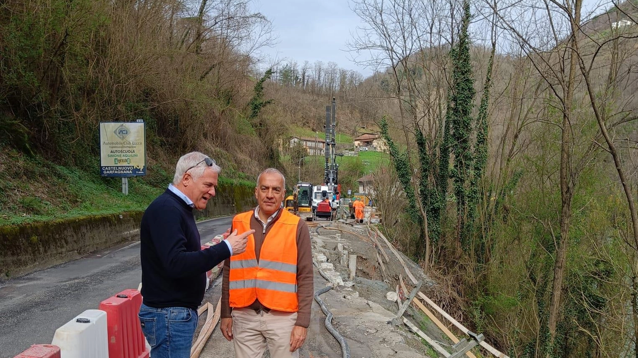 Il presidente della Provincia, Marcello Pierucci, durante i sopralluoghi in Garfagnana