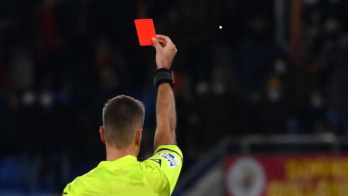 Un arbitro visto di spalle (Foto di repertorio) Un arbitro visto di spalle (Foto di repertorio)