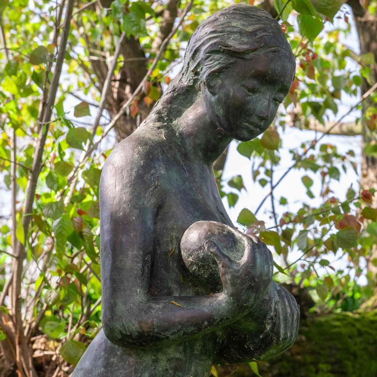 L’opera di Vera Omodeo raffigurante una madre che allatta al seno (Fasani)