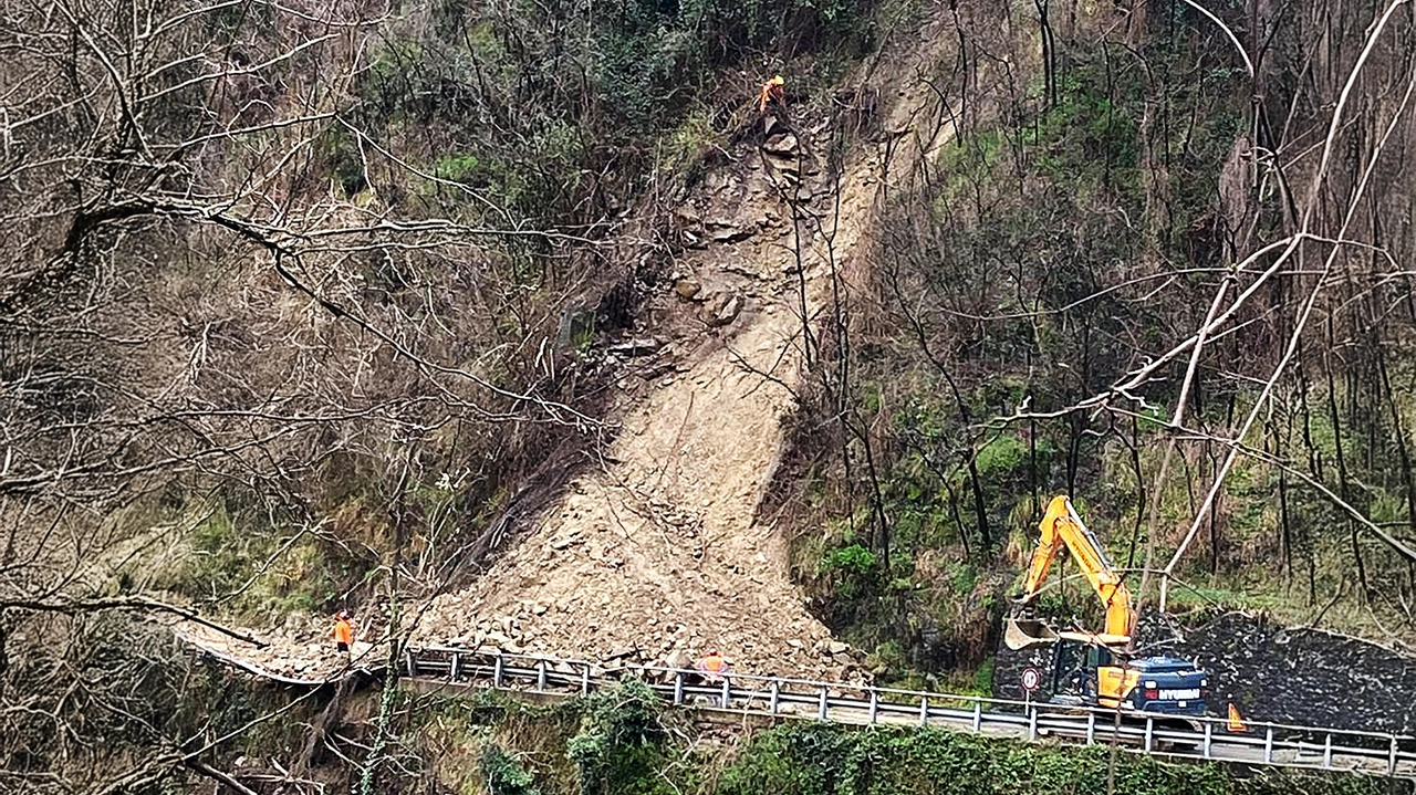 Operai e volontari al lavoro per la frana al ponte fegana (foto Borghesi) Operai e volontari al lavoro per la frana al ponte fegana (foto Borghesi)