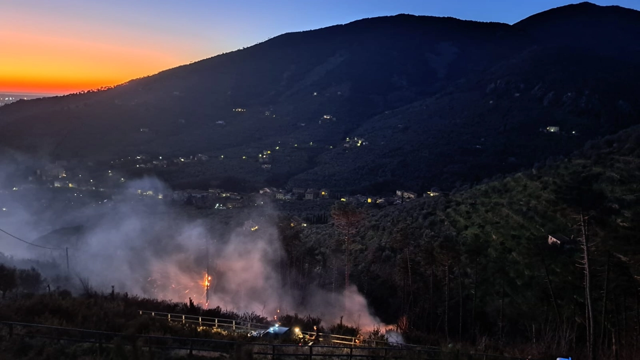 Il rogo domato in serata a Calci Il rogo domato in serata a Calci