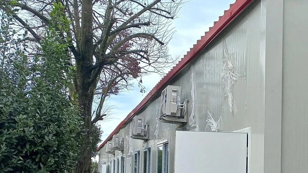 Ecco i laboratori prefabbricati che la ditta sta allestendo sul lato mare del liceo artistico «Stagi» Accoglieranno gli studenti come minimo fino a giugno 2026 Ecco i laboratori prefabbricati che la ditta sta allestendo sul lato mare del liceo artistico «Stagi» Accoglieranno gli studenti come minimo fino a giugno 2026