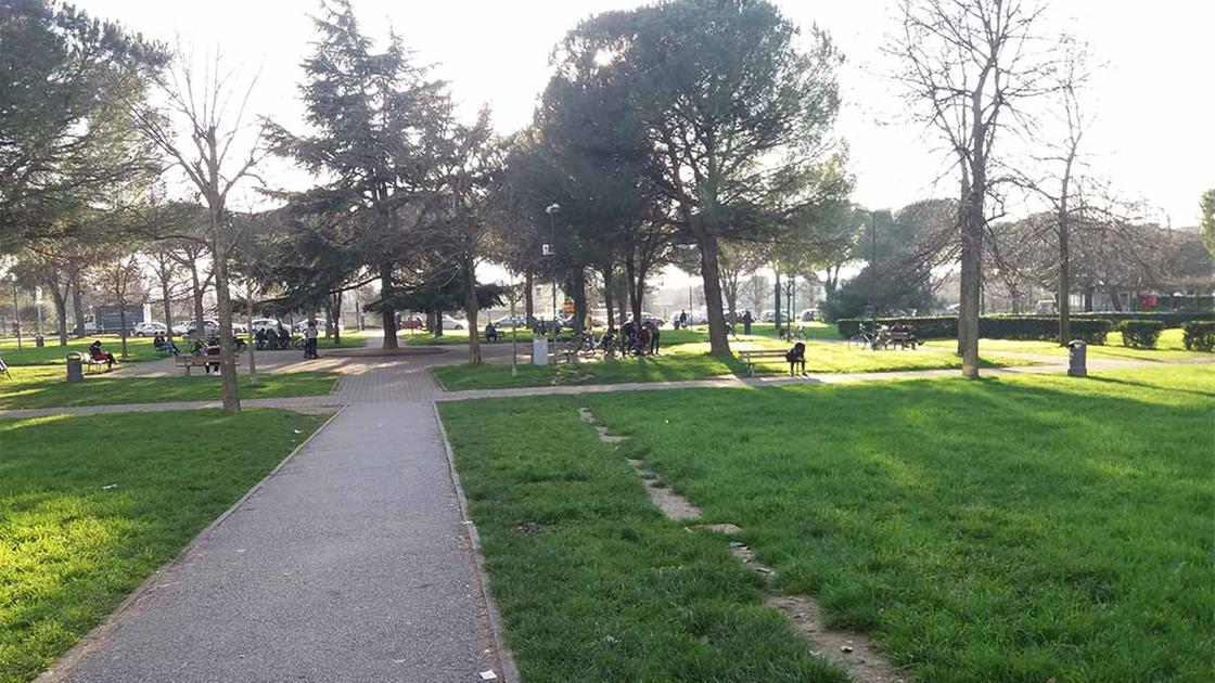 Tavolini per giocare a carte e bar abusivi nei giardini. Daspo urbano e sanzioni Tavolini per giocare a carte e bar abusivi nei giardini. Daspo urbano e sanzioni