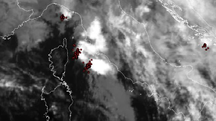 Nella foto satellitare del Lamma si vede la perturbazione che interessa la Toscana Nella foto satellitare del Lamma si vede la perturbazione che interessa la Toscana