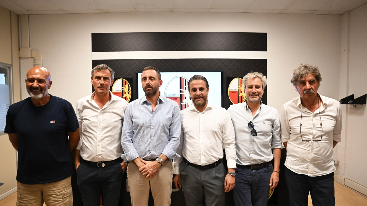 La Lucchese riparte: da sinistra l'allenatore Pirozzi, il direttore generale Gianni, l'assessore Barsanti, il patron Brunori, il sindaco Pardini e il responsabile del settore giovanile, Morgia (Foto Alcide)