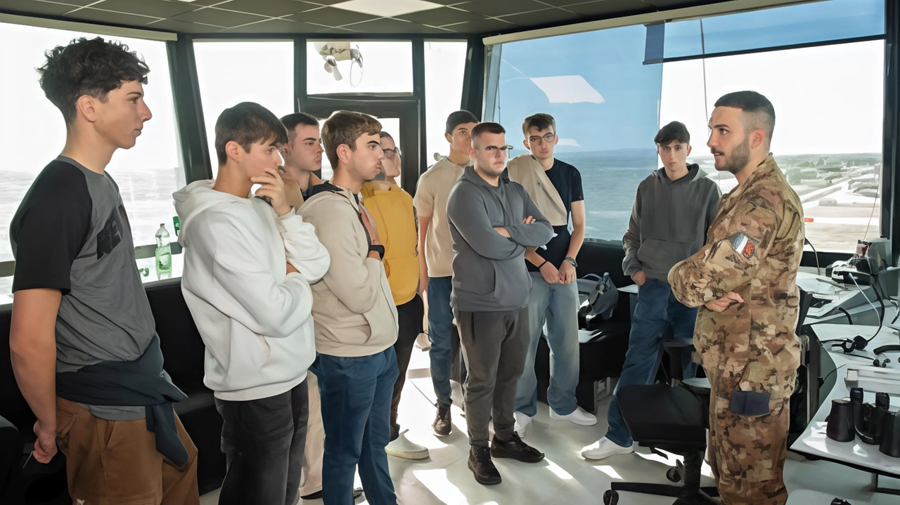 Alcuni degli studenti del «Manetti Pociatti» sulla torre di controllo del «Baccarini» durante uno degli incontri di orientamento Alcuni degli studenti del «Manetti Pociatti» sulla torre di controllo del «Baccarini» durante uno degli incontri di orientamento