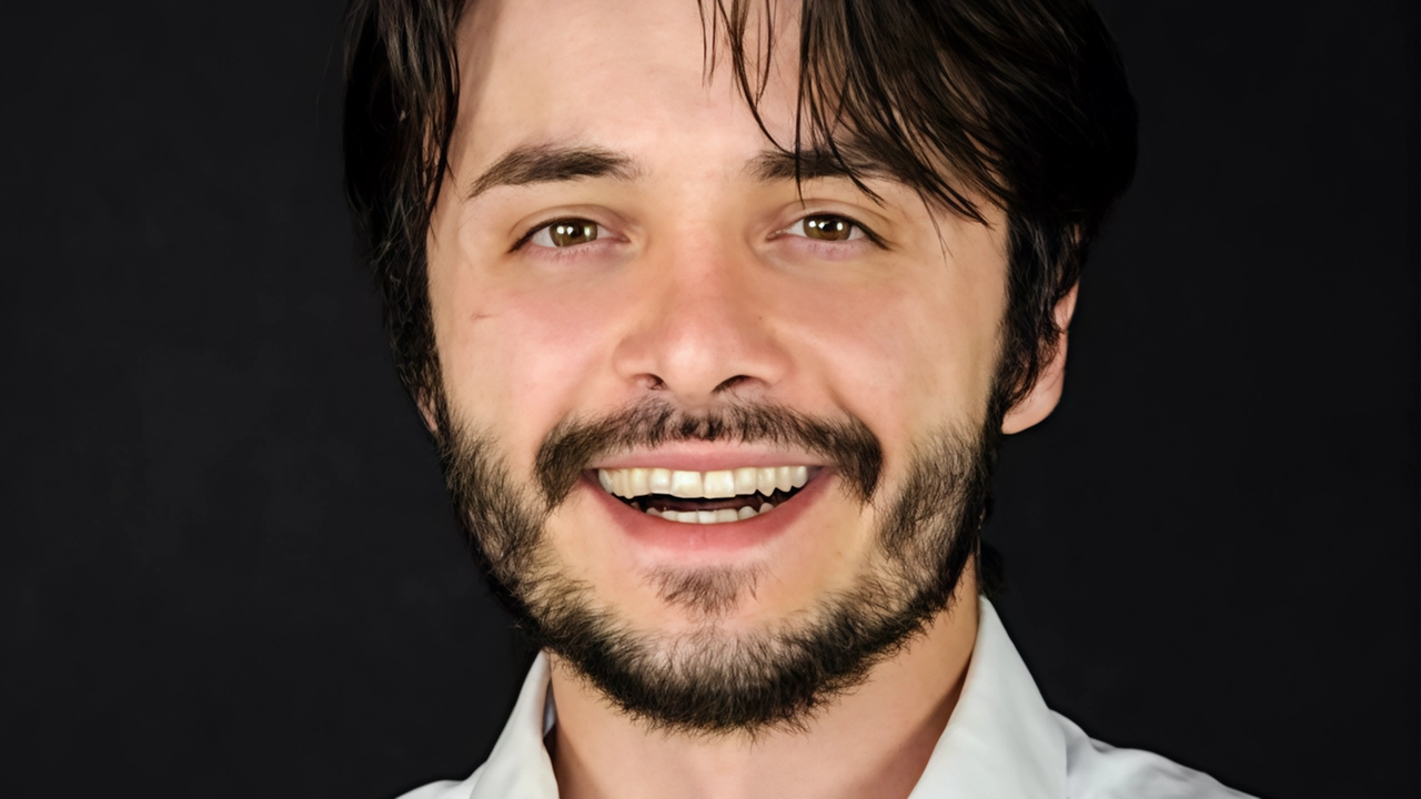 Risate con «Vado a vivere con me» Jonathan Canini show in Fortezza stasera alle 21 lo spettacolo con la regia di Walter Santillo