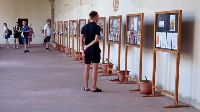 Nel chiostro del convento di Sant’Agostino a San Gimignano si tiene una mostra fotografica dedicata alla Chiesa e alla comunità dei frati agostiniani. L'evento, promosso dall'associazione 'Il Castello', celebra la memoria del primo dottore della Chiesa agostiniana. Presenti autorità locali e cittadini. Nel chiostro del convento di Sant’Agostino a San Gimignano si tiene una mostra fotografica dedicata alla Chiesa e alla comunità dei frati agostiniani. L'evento, promosso dall'associazione 'Il Castello', celebra la memoria del primo dottore della Chiesa agostiniana. Presenti autorità locali e cittadini.