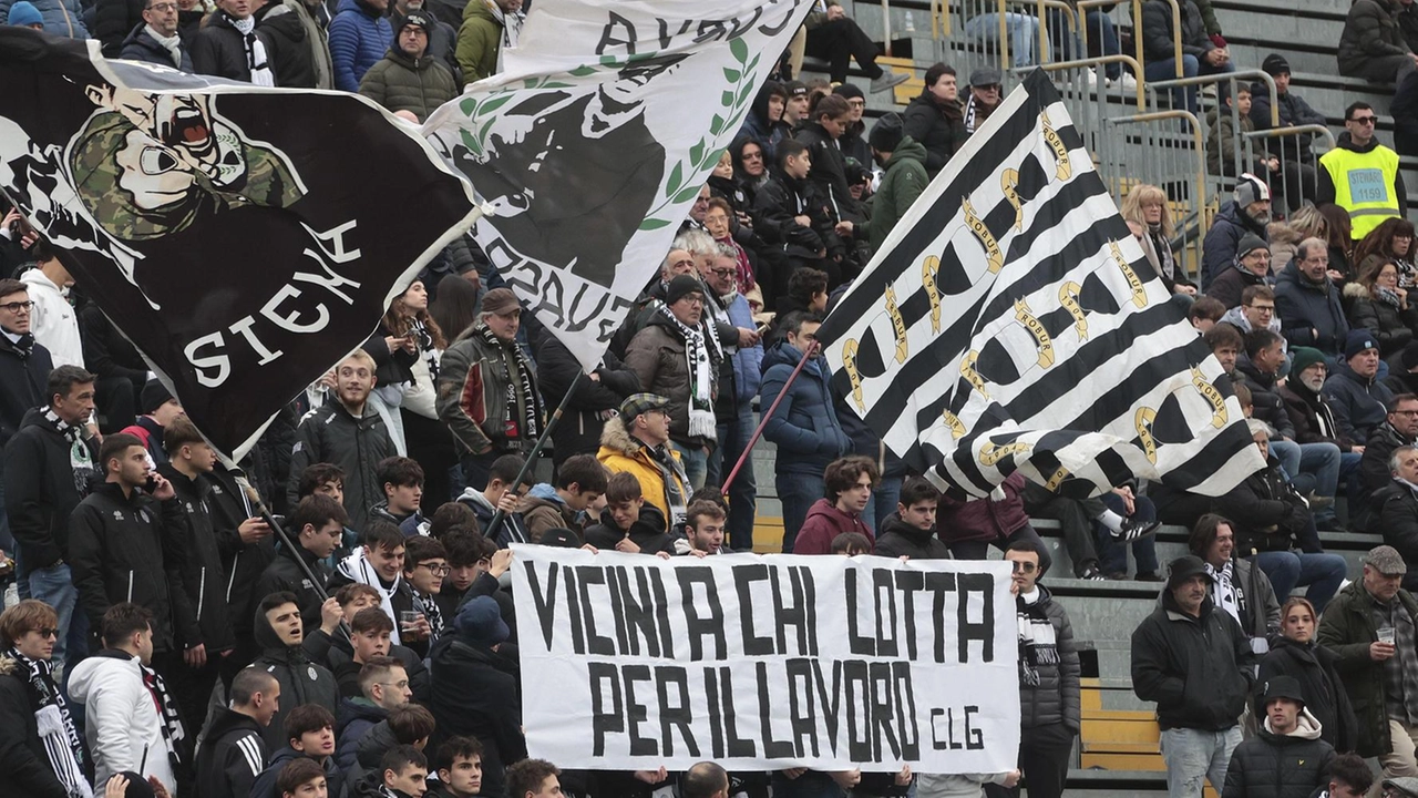 Lo striscione di solidarietà verso gli operai dello stabilimento Beko esposto ieri dai tifosi bianconeri durante la partita contro il Trestina