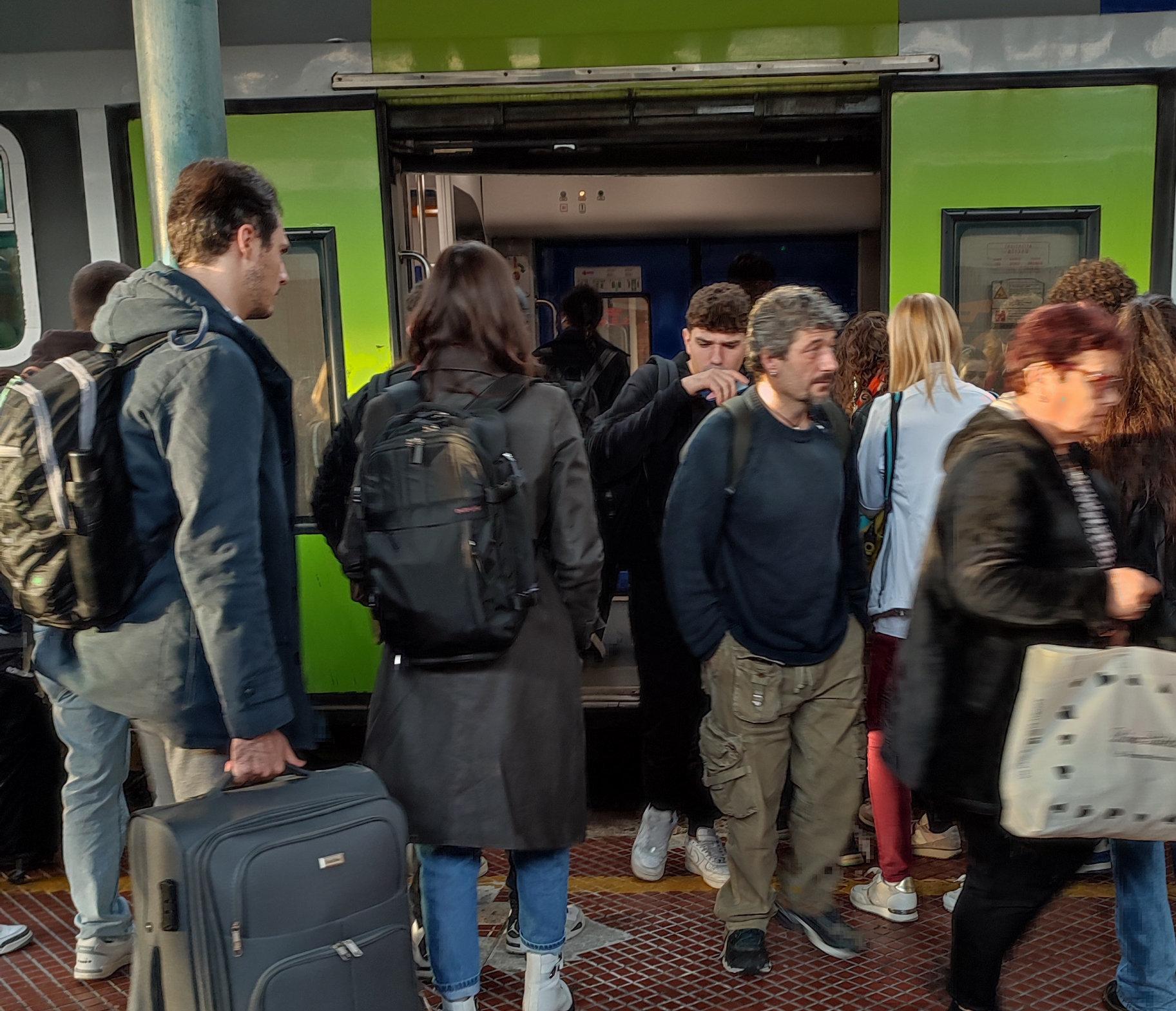https://www.lanazione.it/image-service/view/acePublic/alias/contentid/Nzk4ODBmNzMtNjk2Ni00/0/treni-sulla-lenta-la-regione-replica-ci-siamo-attivati-per-dare-soluzioni.jpeg