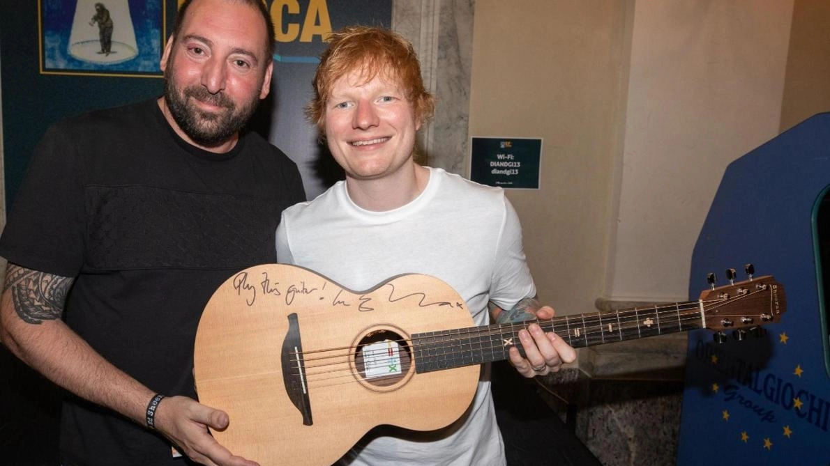 Cavadi con Sheeran al Lucca Summer Festival questa estate con la chitarra autografata Cavadi con Sheeran al Lucca Summer Festival questa estate con la chitarra autografata