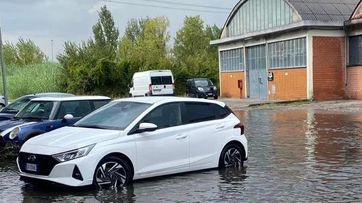 Il piazzale a Seano,. nella zona del Ficarello, che si è allagato completamente dopo la pioggia di mercoledì scorso. Per l’opposizione i tombini non sono stati puliti. Il sindaco risponde subito che nessuna casa o attività è stata allagata Il piazzale a Seano,. nella zona del Ficarello, che si è allagato completamente dopo la pioggia di mercoledì scorso. Per l’opposizione i tombini non sono stati puliti. Il sindaco risponde subito che nessuna casa o attività è stata allagata