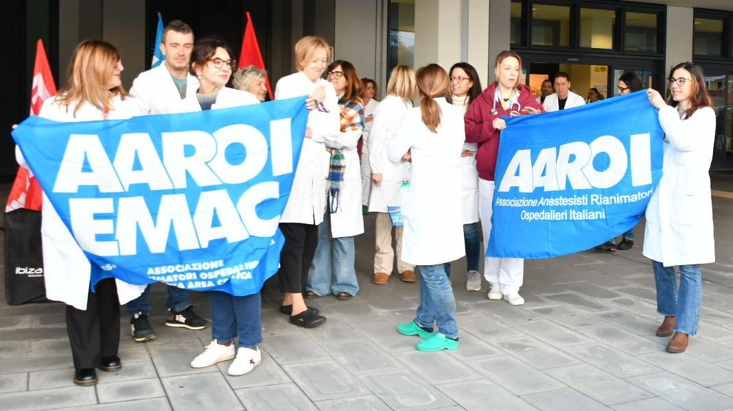 La protesta dei medici contro i tagli a dicembre davanti al Noa La protesta dei medici contro i tagli a dicembre davanti al Noa