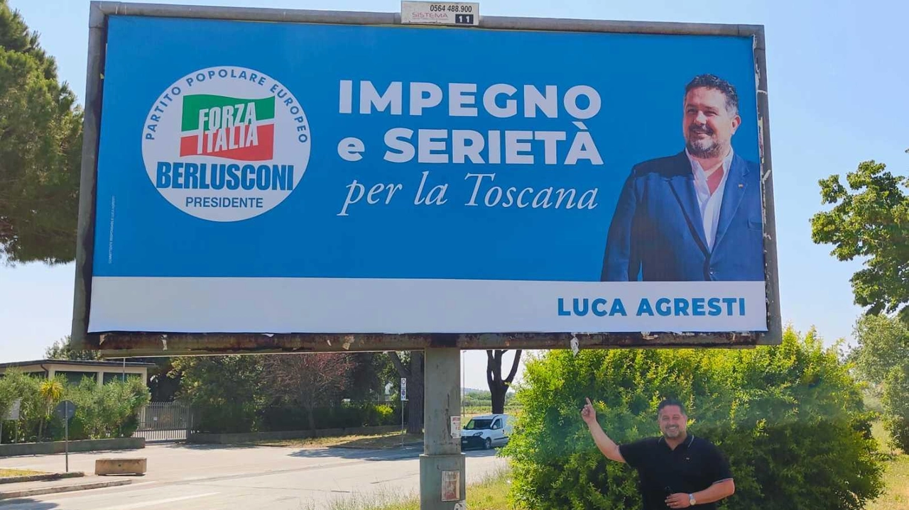 L’assessore comunale Luca Agresti sotto al cartellone pubblicitario elettorale L’assessore comunale Luca Agresti sotto al cartellone pubblicitario elettorale