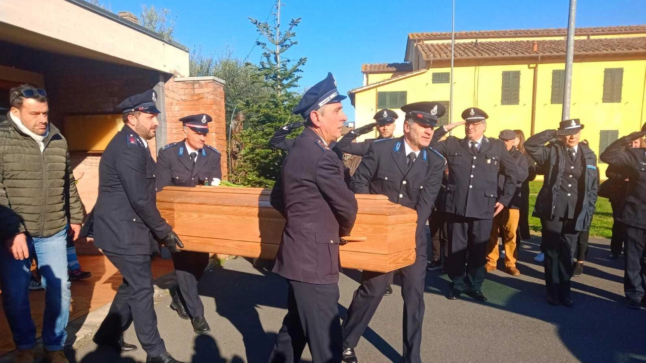 I colleghi della Polizia Penitenziaria hanno fatto il picchetto e portato la bara I colleghi della Polizia Penitenziaria hanno fatto il picchetto e portato la bara