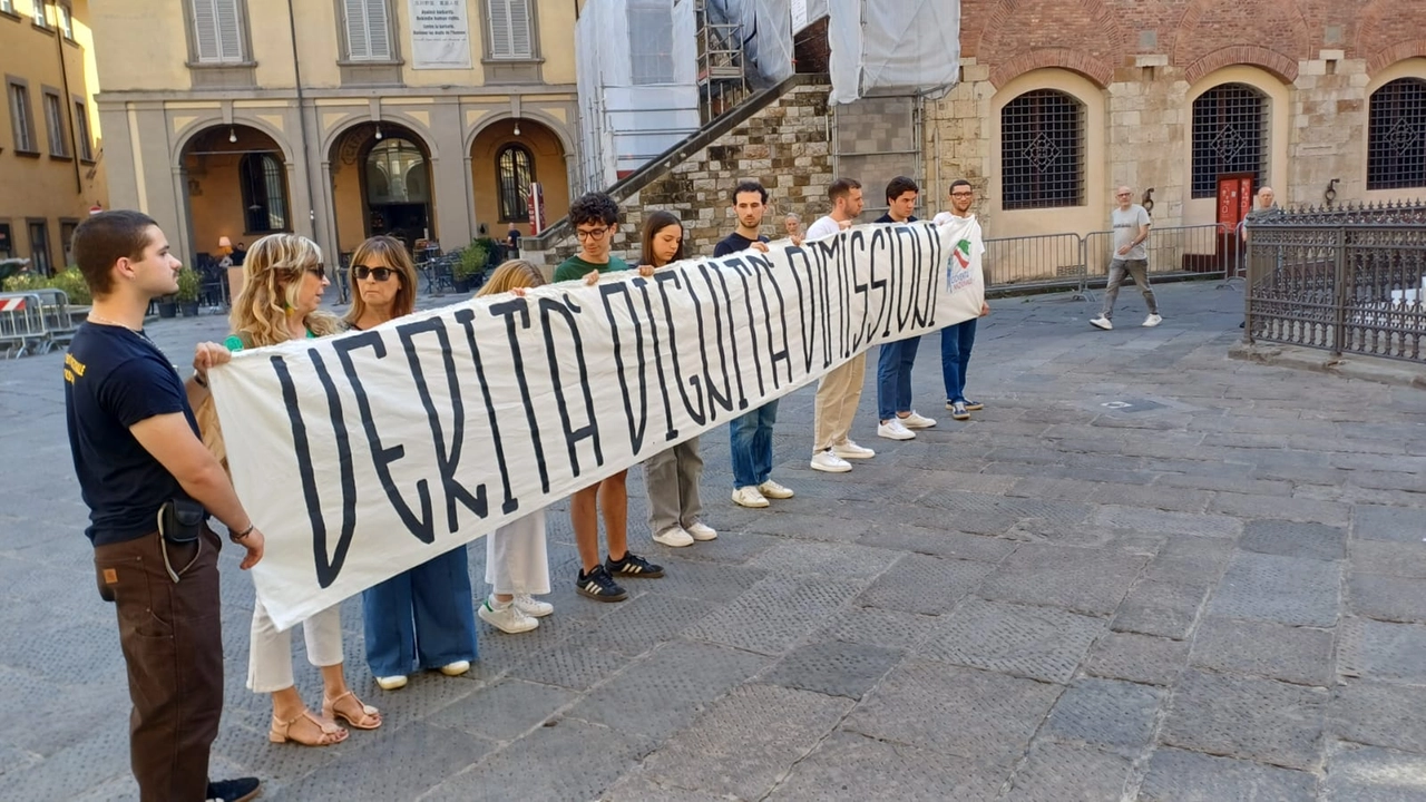 "Verità, dignità, dimissioni". Cartellone di protesta contro la sindaca di Prato Ilaria Bugetti