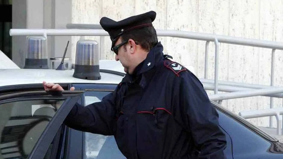 L’uomo pretendeva di passare avanti agli altri. I carabinieri l’hanno bloccato. Carbocci (Nurdind): "Serve posto fisso polizia"