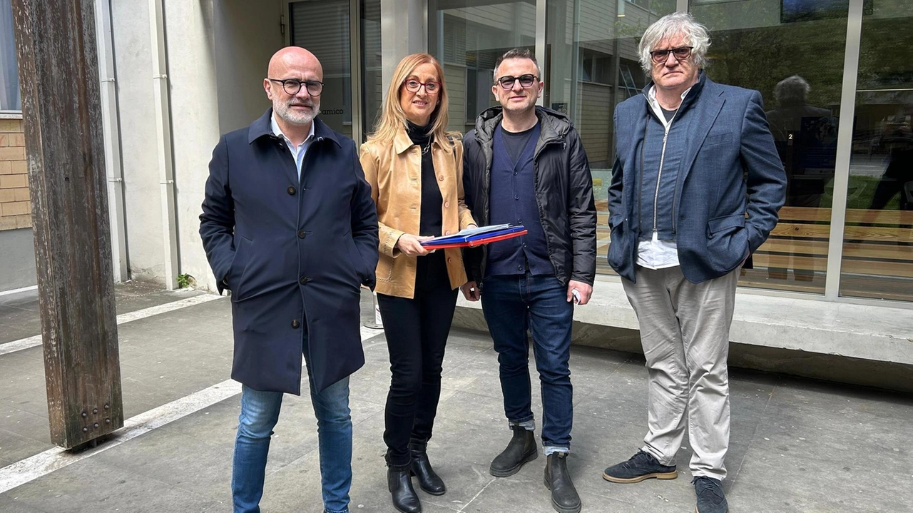 I rappresentanti delle Liste Civiche Sangiovannesi dopo aver depositato i documenti relativi alla petizione sugli stalli cittadini e ale richieste per il Comune