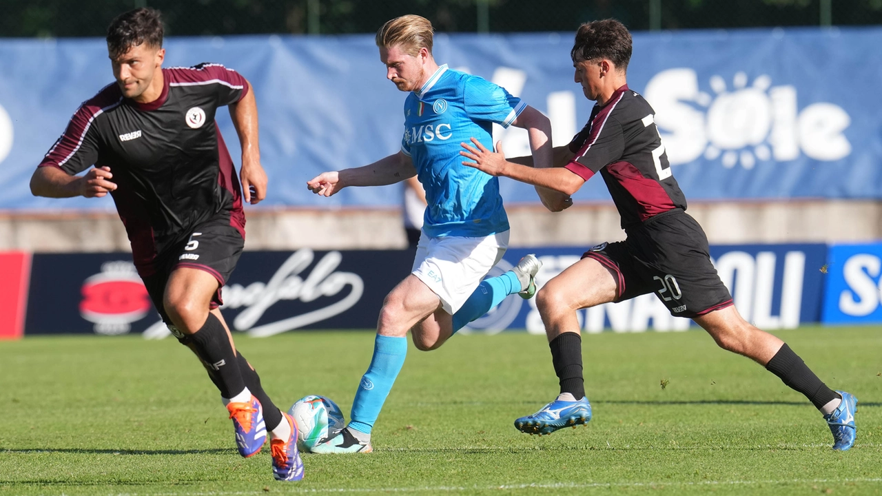 I giocatori dell'Arezzo contrastano Kevin De Bruyne I giocatori dell'Arezzo contrastano Kevin De Bruyne