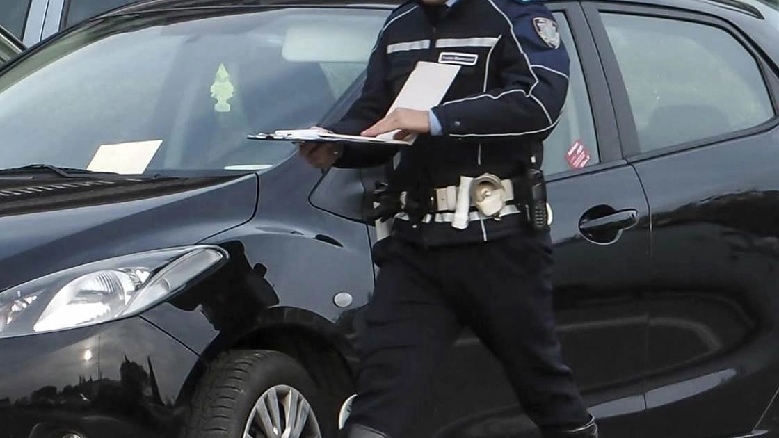 Dopo un periodo di prova durante il quale gli agenti della polizia municipale di Santa Croce hanno solo avvertito i proprietari delle auto in sosta vietata per lo spazzamento, sono iniziati lunedì i controlli con le sanzioni ai contravventori Dopo un periodo di prova durante il quale gli agenti della polizia municipale di Santa Croce hanno solo avvertito i proprietari delle auto in sosta vietata per lo spazzamento, sono iniziati lunedì i controlli con le sanzioni ai contravventori