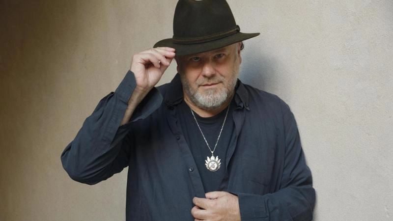 Paolo Archetti Maestri, cantante, fondatore e chitarrista dello storico gruppo degli anni ’90, Yo Yo Mundi, protagonista sabato alle 17.15... Paolo Archetti Maestri, cantante, fondatore e chitarrista dello storico gruppo degli anni ’90, Yo Yo Mundi, protagonista sabato alle 17.15...