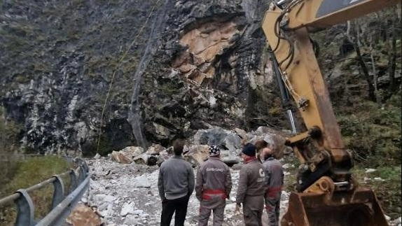 Un anno fa la via Provinciale è stata interessata da un importante crollo di massi che ha imposto la chiusura della strada Un anno fa la via Provinciale è stata interessata da un importante crollo di massi che ha imposto la chiusura della strada