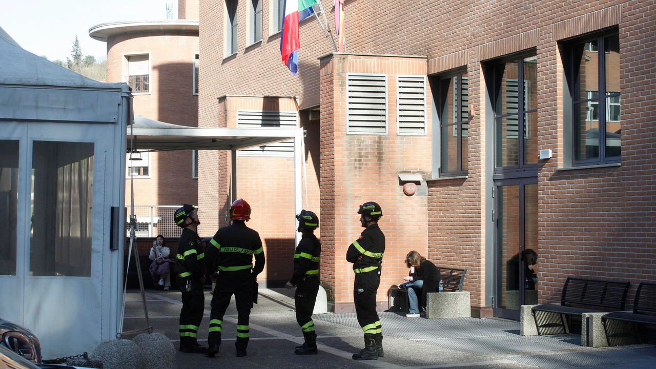 Vigili del fuoco intervenuti in seguito alla scossa di terremoto (Foto Lazzeroni) Vigili del fuoco intervenuti in seguito alla scossa di terremoto (Foto Lazzeroni)