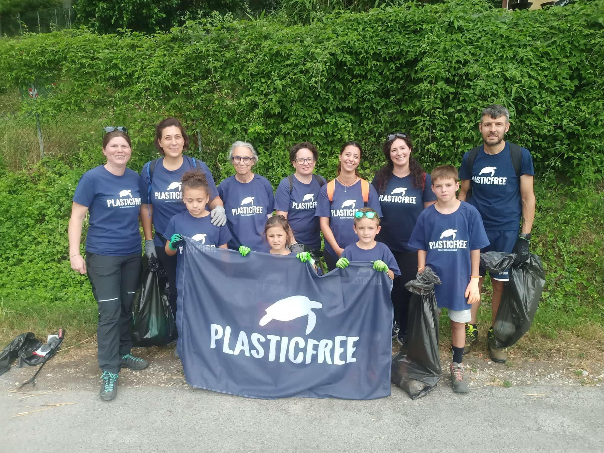Blitz di Plastic Free a Mutigliano “La discarica era lì da tanti anni“ Blitz di Plastic Free a Mutigliano “La discarica era lì da tanti anni“