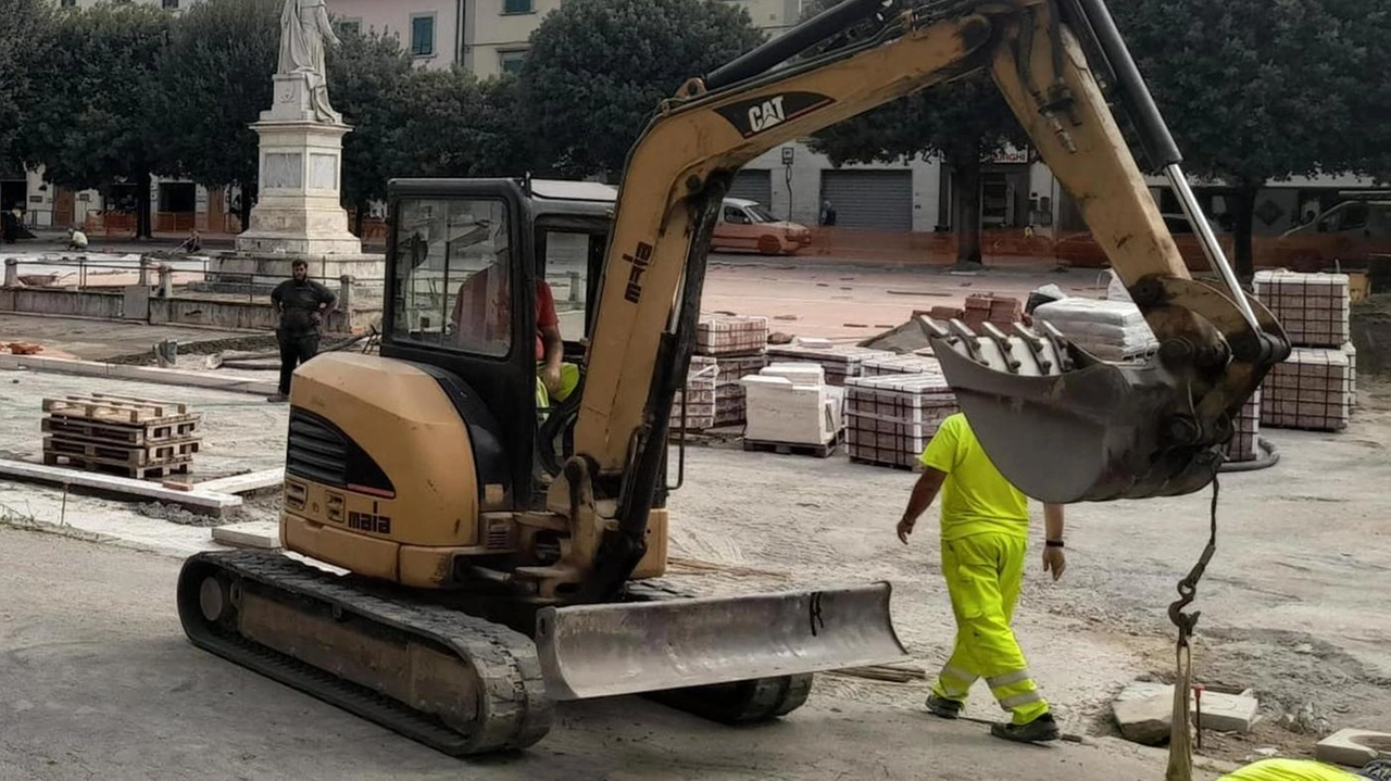 Gli operai al lavoro in piazza Boccaccio: l’obiettivo è terminare l’intervento entro la fine di settembre per poi concentrare il cantiere in via 2 Giugno e Borgo Garibaldi per poi concludersi con la fase di riqualificazione di via Roma Gli operai al lavoro in piazza Boccaccio: l’obiettivo è terminare l’intervento entro la fine di settembre per poi concentrare il cantiere in via 2 Giugno e Borgo Garibaldi per poi concludersi con la fase di riqualificazione di via Roma