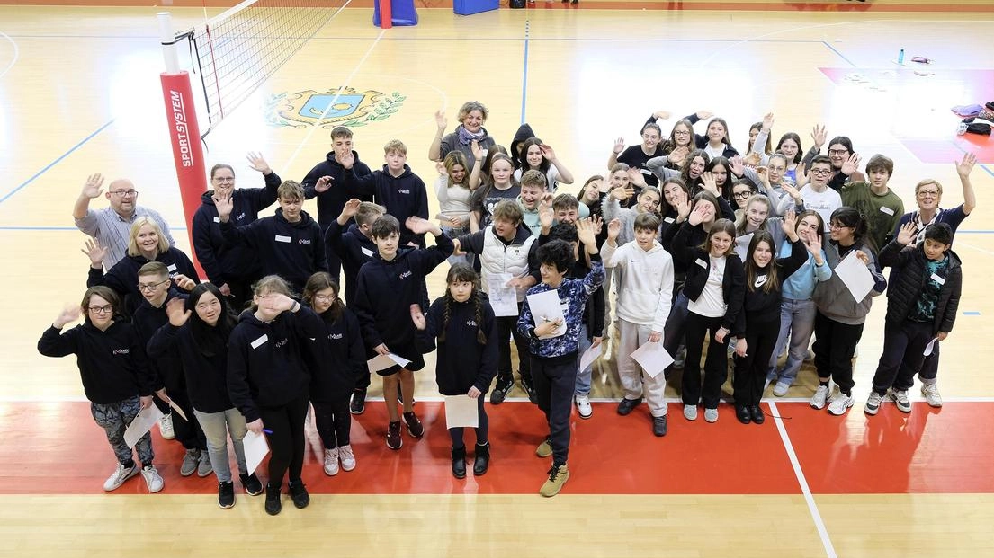 Studenti italiani e inglesi uniti nel progetto 'Climate - Action 13' per promuovere la sostenibilità ambientale.
