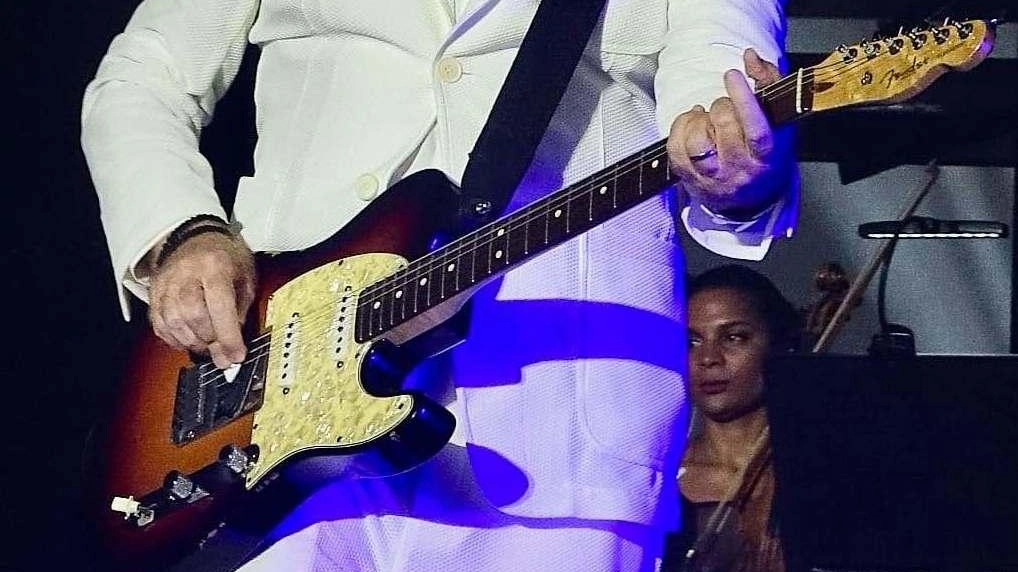 Concerti primaverili come quello di martedì a Montecatini saranno l’ultima occasione per il pubblico di godere il repertorio di Umberto Tozzi con la prossimità e il coinvolgimento che solo lo spazio dei teatri può dare