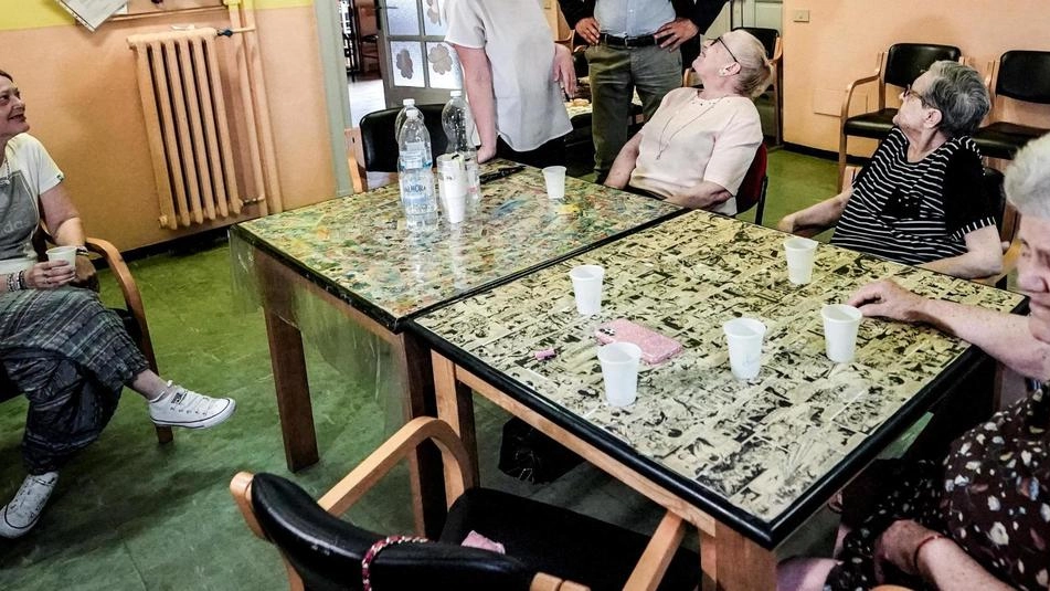 I comitati sanità “sposano“ l’opzione del Comune ma senza le cooperative. Per i sindacati resta lo stato di agitazione in attesa di atti formali . I comitati sanità “sposano“ l’opzione del Comune ma senza le cooperative. Per i sindacati resta lo stato di agitazione in attesa di atti formali .
