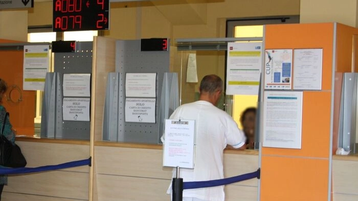 Con il nuovo servizio è possibile completare l’accettazione e il pagamento del ticket in autonomia senza dover passare dallo sportello dell’azienda sanitaria (Foto archivio Ansa)