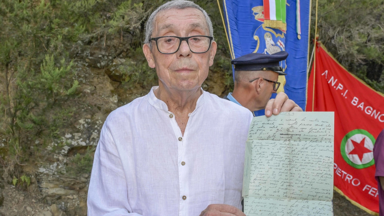 Giampiero Graziani mostra la lettera che il babbo Carlo ha spedito nel ’42 dal fronte. Il documento è riemerso ottant’anni dopo in un mercatino dell’antiquariato e alla fine è giunto a destinazione. Carlo Graziani non è tornato Giampiero Graziani mostra la lettera che il babbo Carlo ha spedito nel ’42 dal fronte. Il documento è riemerso ottant’anni dopo in un mercatino dell’antiquariato e alla fine è giunto a destinazione. Carlo Graziani non è tornato