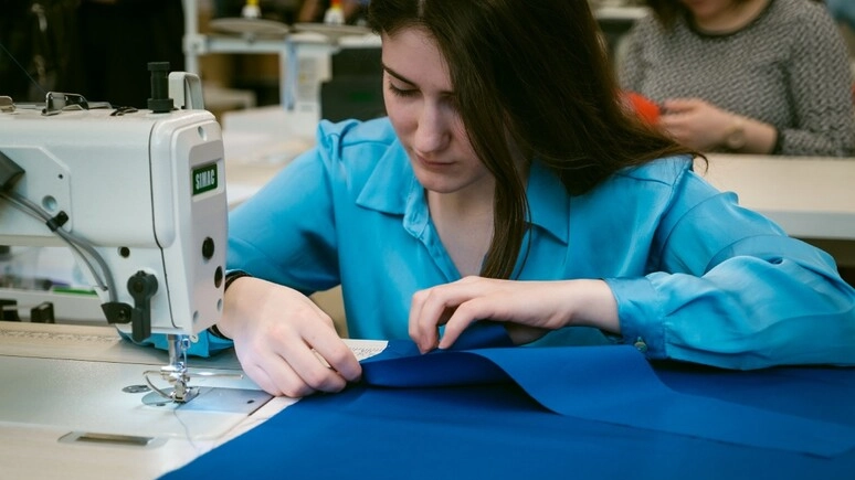 Una lavoratrice del comparto moda (Foto di repertorio) Una lavoratrice del comparto moda (Foto di repertorio)
