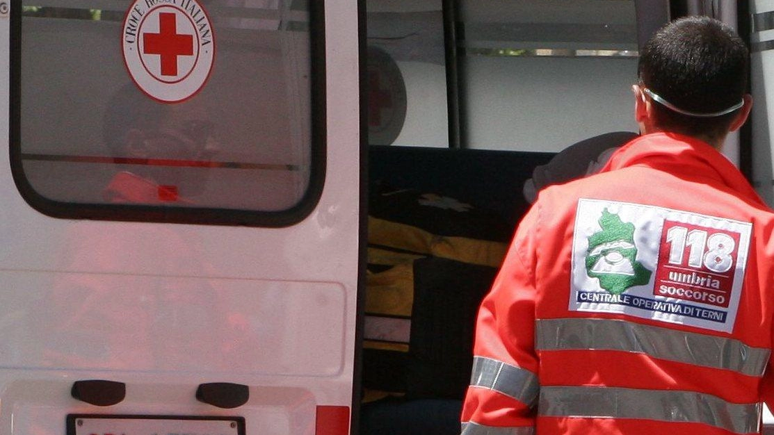 Il centauro è stato soccorso da un’ambulanza del 118 che ha provveduto a trasportarlo in ospedale dove è stato ricoverato Il centauro è stato soccorso da un’ambulanza del 118 che ha provveduto a trasportarlo in ospedale dove è stato ricoverato
